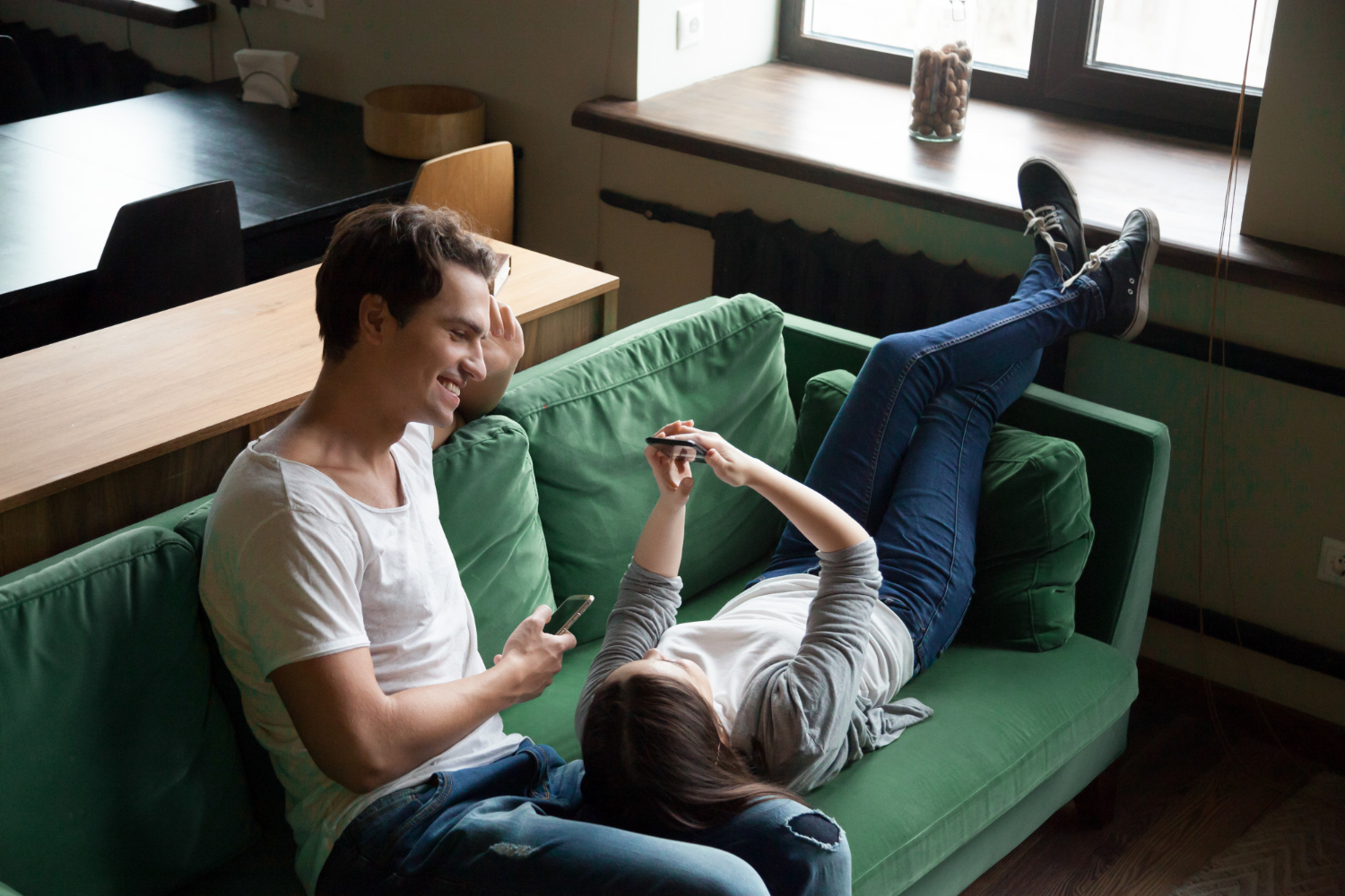 Jakie zasłony do zielonej kanapy? Jakie dodatki wybrać? Inspiracje do domowych wnętrz